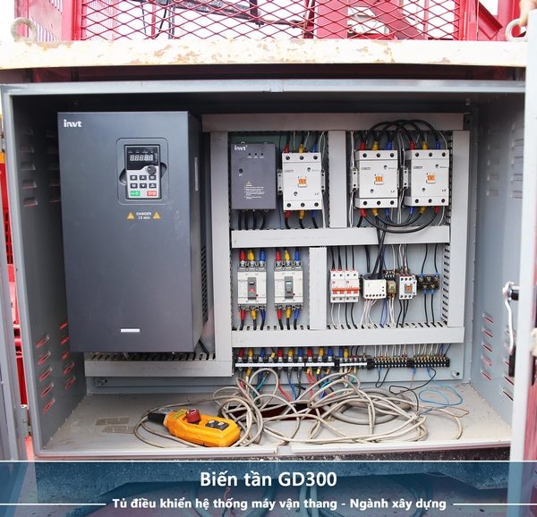 Công ty Tự động hóa Hoàng Gia HGA cung cấp tủ điện biến tần GD300 điều khiển máy vận thang - Ngành Xây Dựng