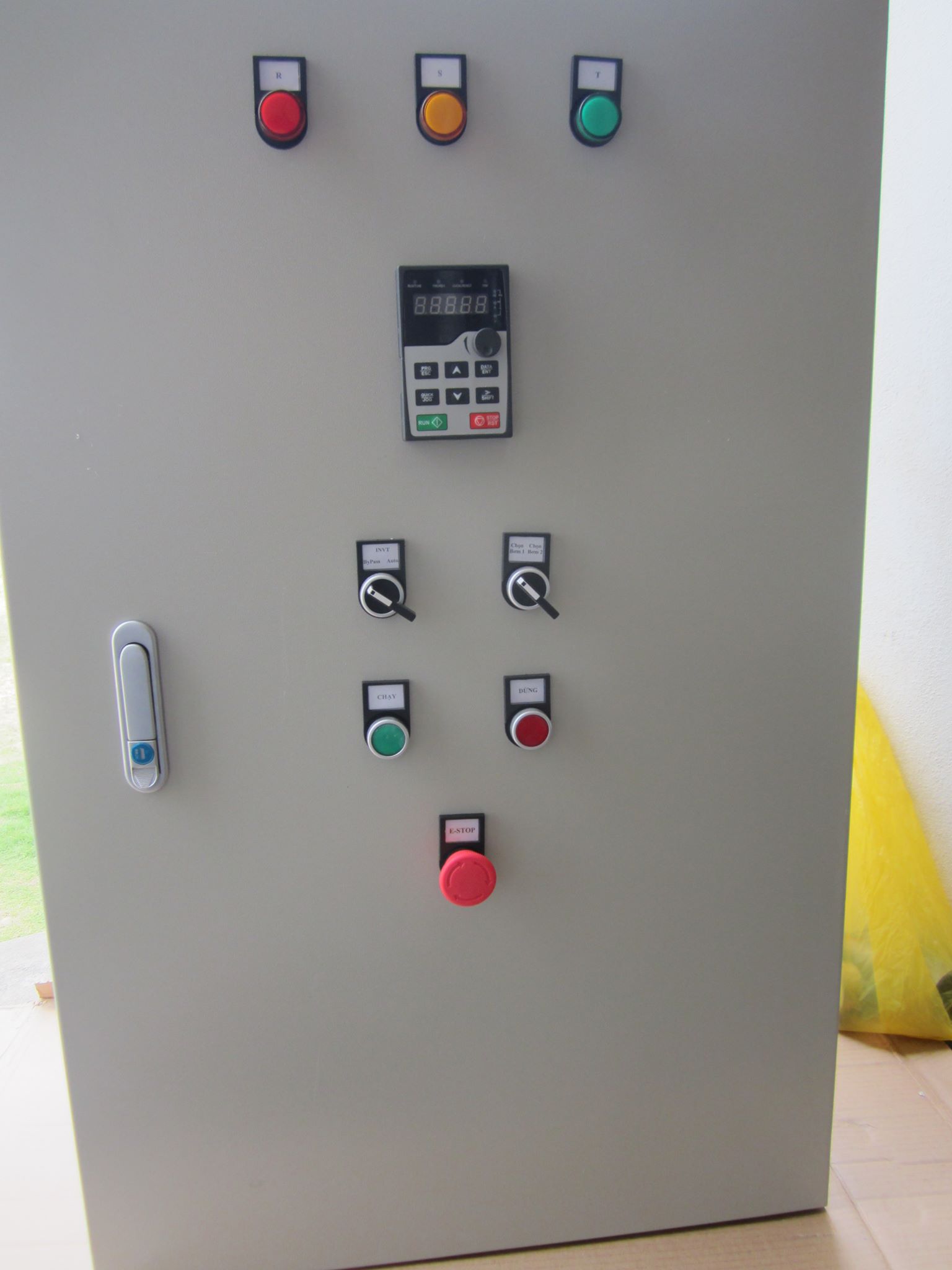 Tủ điện biến tần điều khiển bơm tăng áp CHV160A