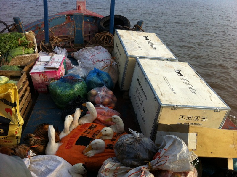 Tàu chợ chở biến tần INVT ra đảo Bạch Long Vỹ - Hải Phòng