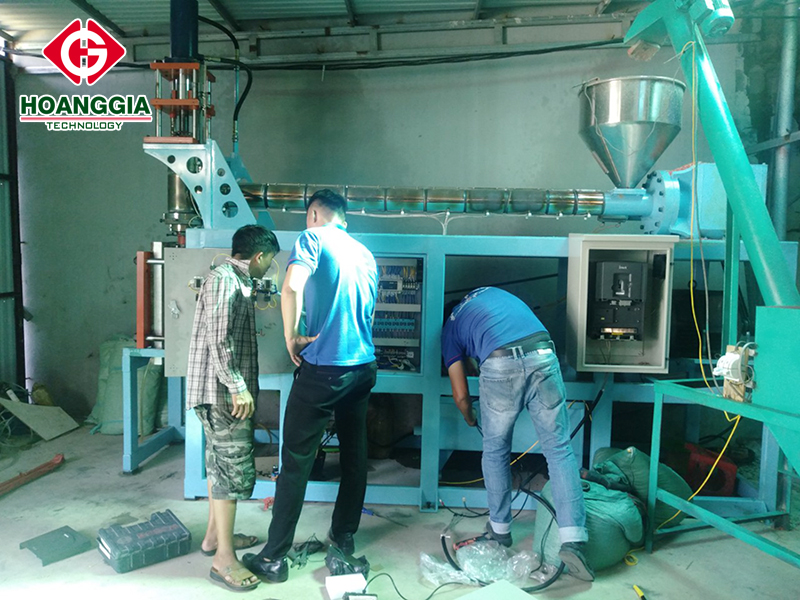 Lắp đặt biến tần GD200A cho máy thổi khuôn nhựa tại Thái Bình